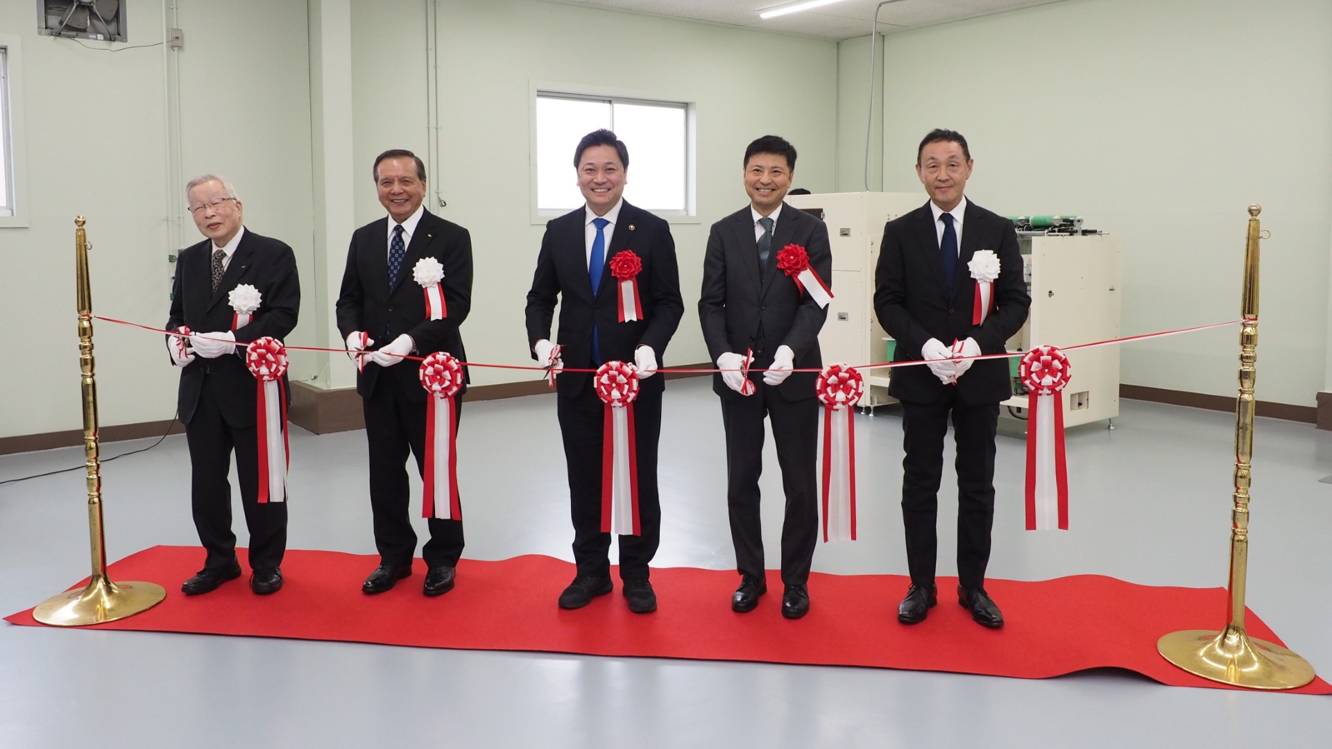 テープカットの様子