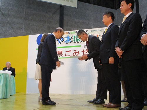 石井隆一県知事（左）から認定証を受け取る土屋本部長（ＧＢ製紙原料営業本部）