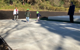 神奈川県葉山町で、紙製人工芝が初めて屋外に敷設されました