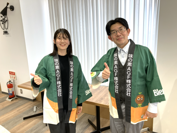 お話しを伺った味の素AGF 開発研究所 包装開発部の武藤勝仁部長（写真右）と、同部の中尾侑加さん