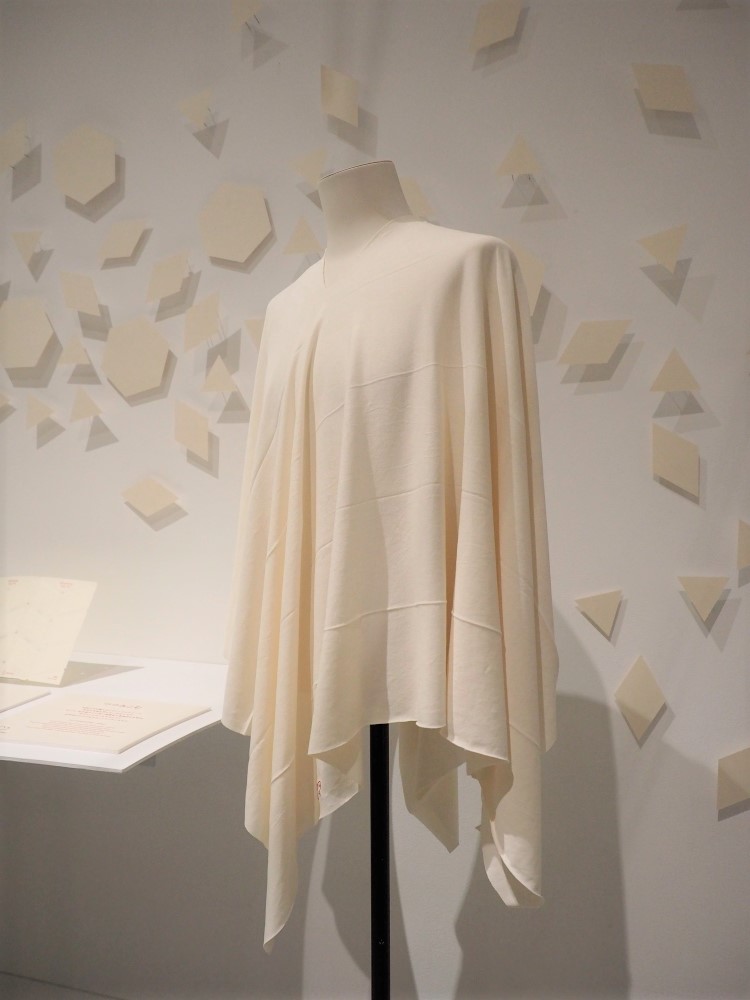 展示されたOJO⁺製ケープ