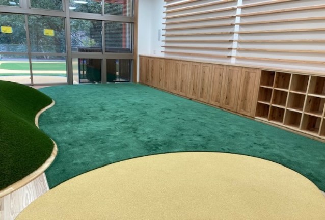 OJO⁺ペーパーターフが敷かれた「IKUMOやしお」内「ころころウッドルーム」の様子